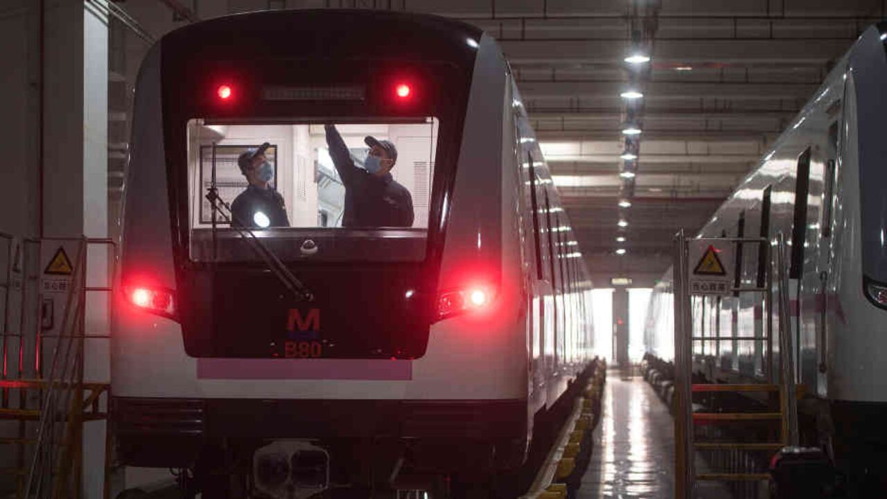 Uno de los trenes puestos en marcha en Wuhan (China)
