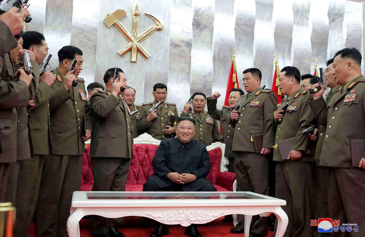 En una foto publicada por el gobierno de Corea del Norte, se puede ver a Kim Jong Un en un centro de operaciones, rodeado por altos funcionarios militares que sostienen pistolas conmemorativas "Paektusan" que recibieron de Kim durante una ceremonia en Pyongyang, Norte Corea. Los periodistas independientes no tuvieron acceso para cubrir el evento. El contenido de esta imagen es el proporcionado y no se puede verificar de forma independiente. La marca de agua del idioma coreano en la imagen según lo provisto por la fuente dice: "KCNA", que es la abreviatura de Korean Central News Agency. Foto: Agencia Central de Noticias de Corea / Servicio de Noticias de Corea a través de AP
