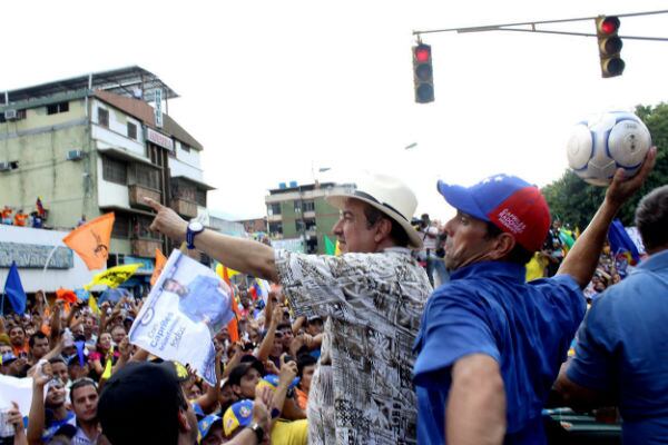 Capriles dijo que cambiaron las encuestas que dan como ganador al mandatario Hugo Chávez en las elecciones del 7 de octubre y lo atribuyó a que el país busca lo mejor.