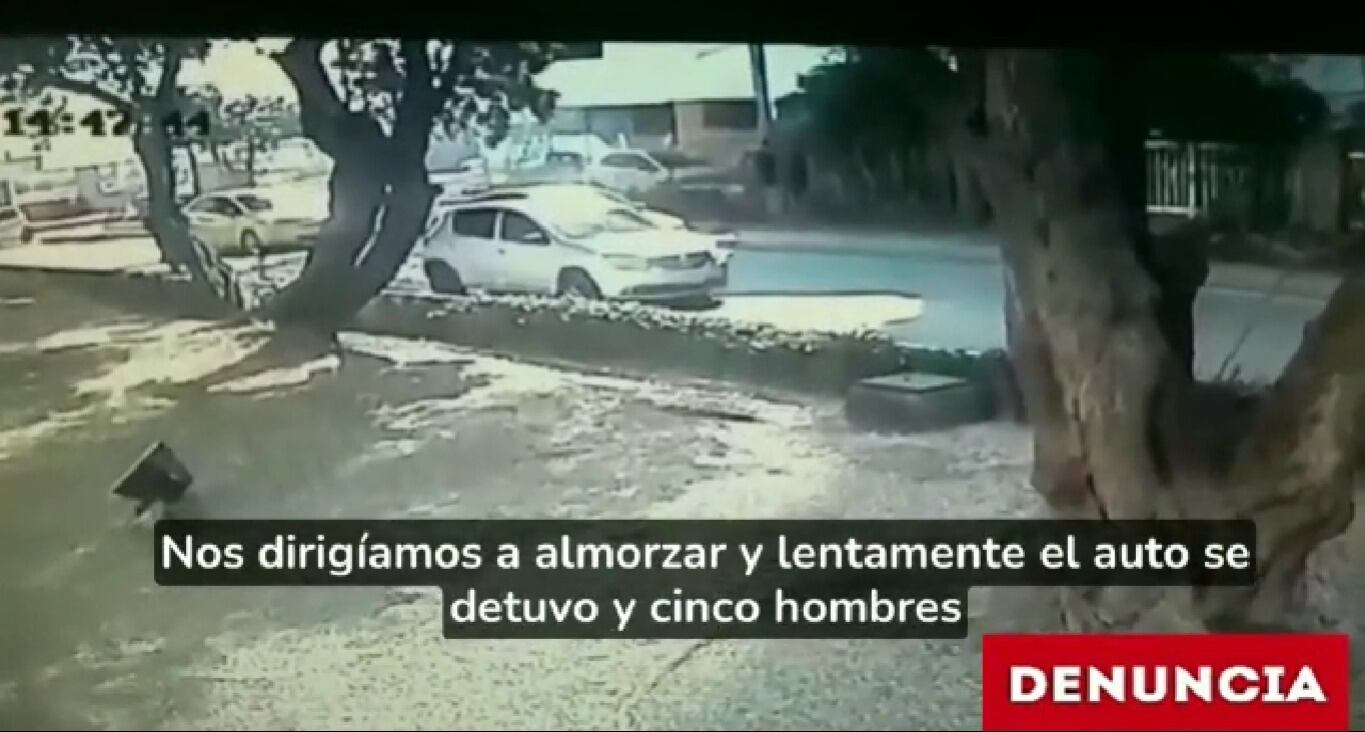 El hombre luego de conocerse con su cita, se subió a un carro que luego fue abordado por cinco hombres.
