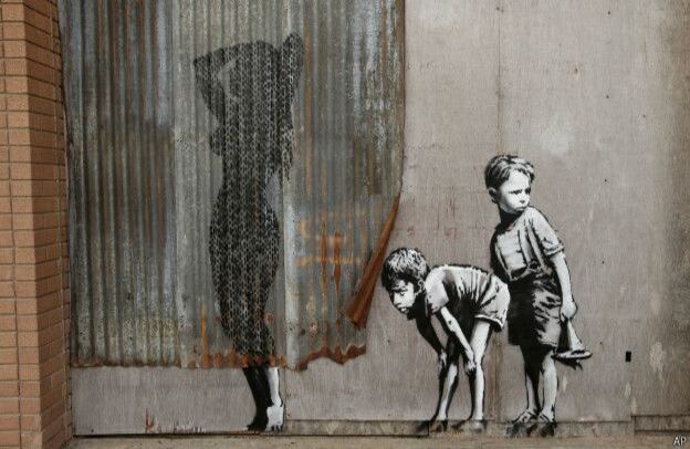 El nombre de Dismaland proviene de un grafiti de Banksy de 2012 que dice: "Bienvenidos a Dismaland... La vida no es siempre un cuento de hadas". Aquí, una de las obras inéditas de Banksy en Dismaland.