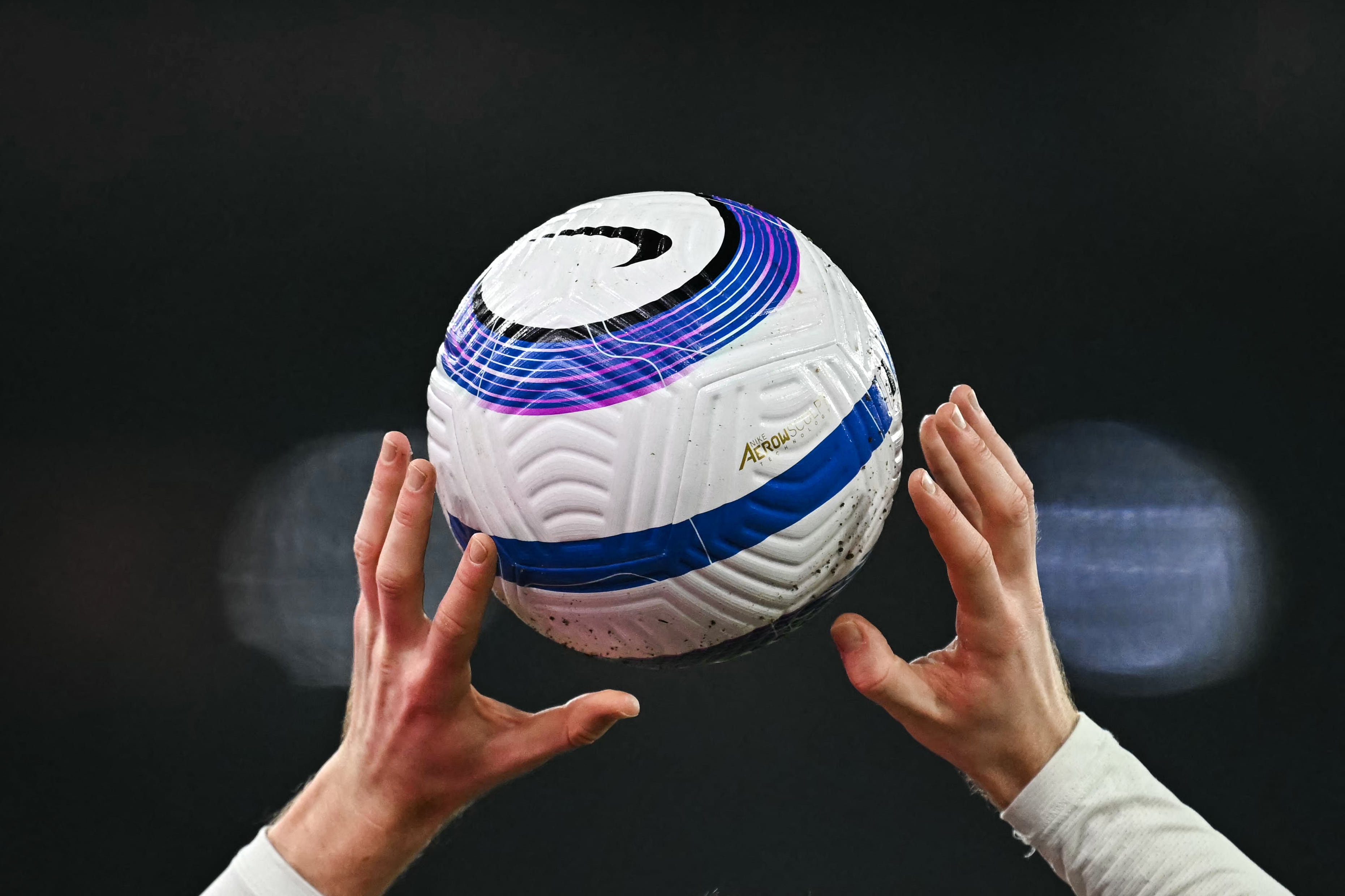 Premier League x Nike reviven mítico balón en su despedida de la liga