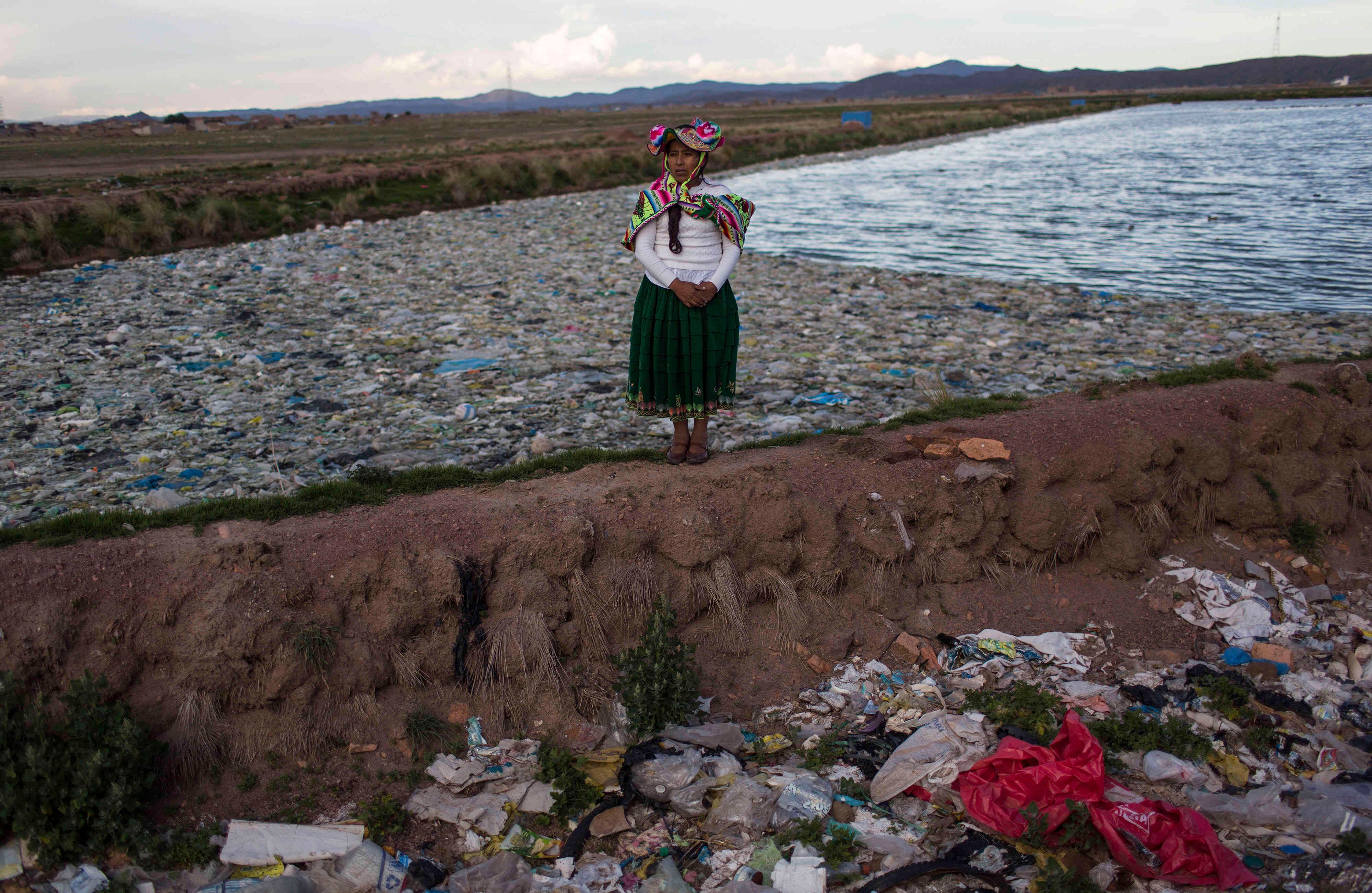 En esta foto del 1 de febrero de 2017, La activista ambientalista Maruja Inquilla posa para una foto junto a una planta municipal de tratamiento de residuos con agua que desemboca en el Lago Titicaca, en Juliaca, en la región de Puno, Perú. (AP Photo / Rodrigo Abd)