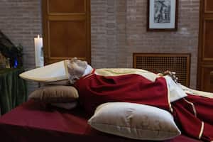Esta fotografía del folleto publicada el primero de enero de 2023 por la oficina de prensa del Vaticano, los medios del Vaticano, muestra el cuerpo del papa emérito Benedicto XVI en la capilla del Monasterio Mater Ecclesiae en el Vaticano. -Benedicto, un intelectual conservador que en 2013 se convirtió en el primer pontífice en seis siglos en renunciar, murió el 31 de diciembre de 2022, a la edad de 95 años. El papa Francisco saludó al "amado" Benedicto XVI cuando se dirigió a miles de católicos en Año Nuevo. Servicios diurnos en el Vaticano. (Photo by Handout / VATICAN MEDIA / AFP)