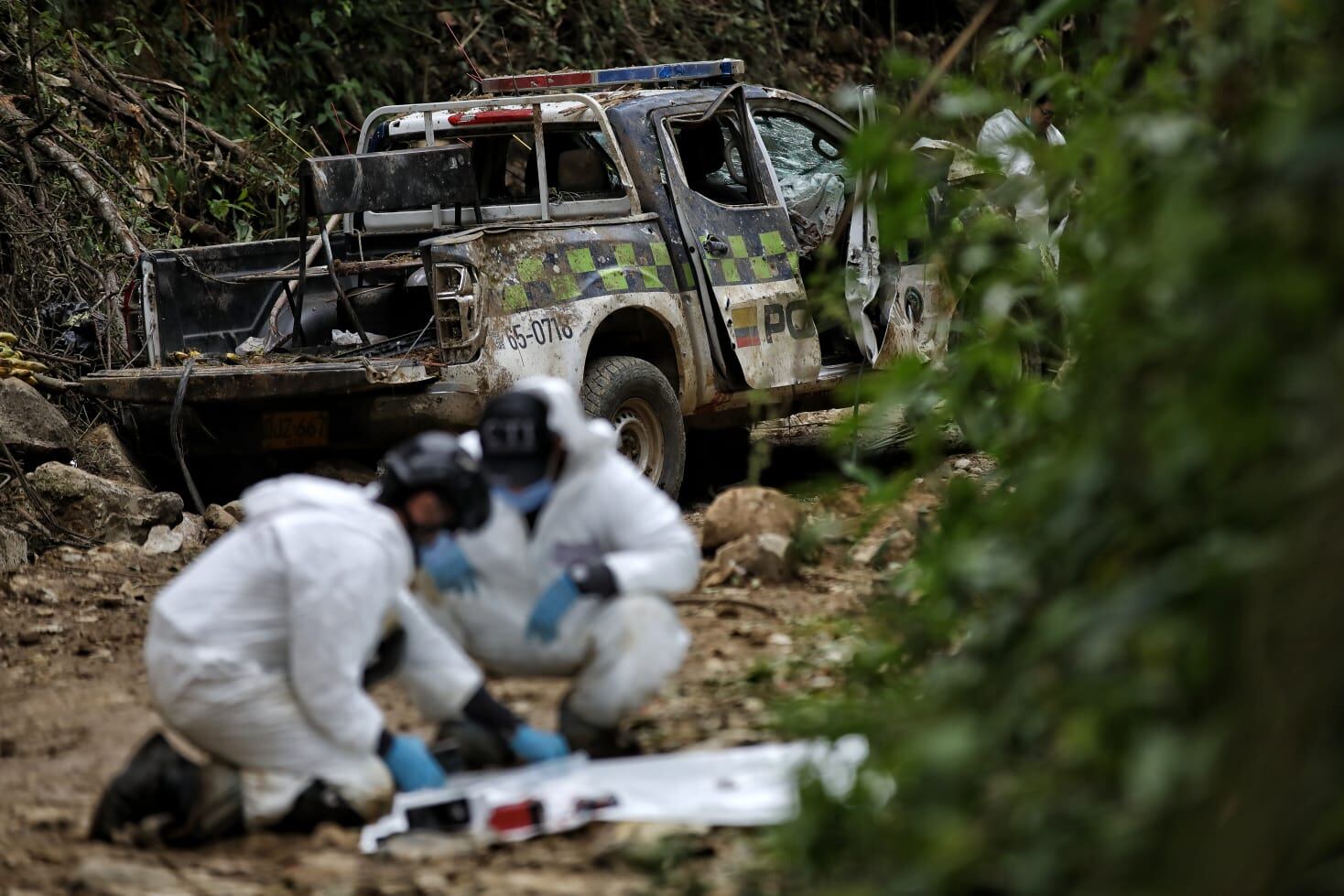 Levantamiento cuerpos y pruebas fiscalía atentado policías Huila