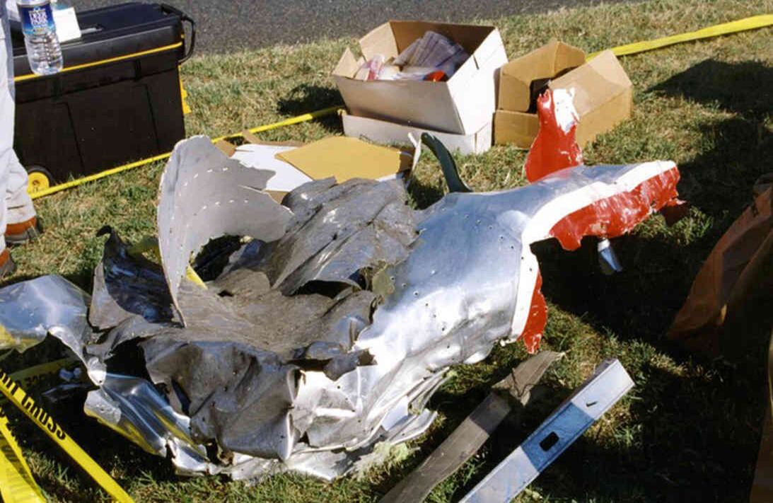 Escombros del avión. De los 125 muertos en el atentado, 92 estaban en el primer piso, 31 en el segundo, y dos en el tercero. Foto: FBI