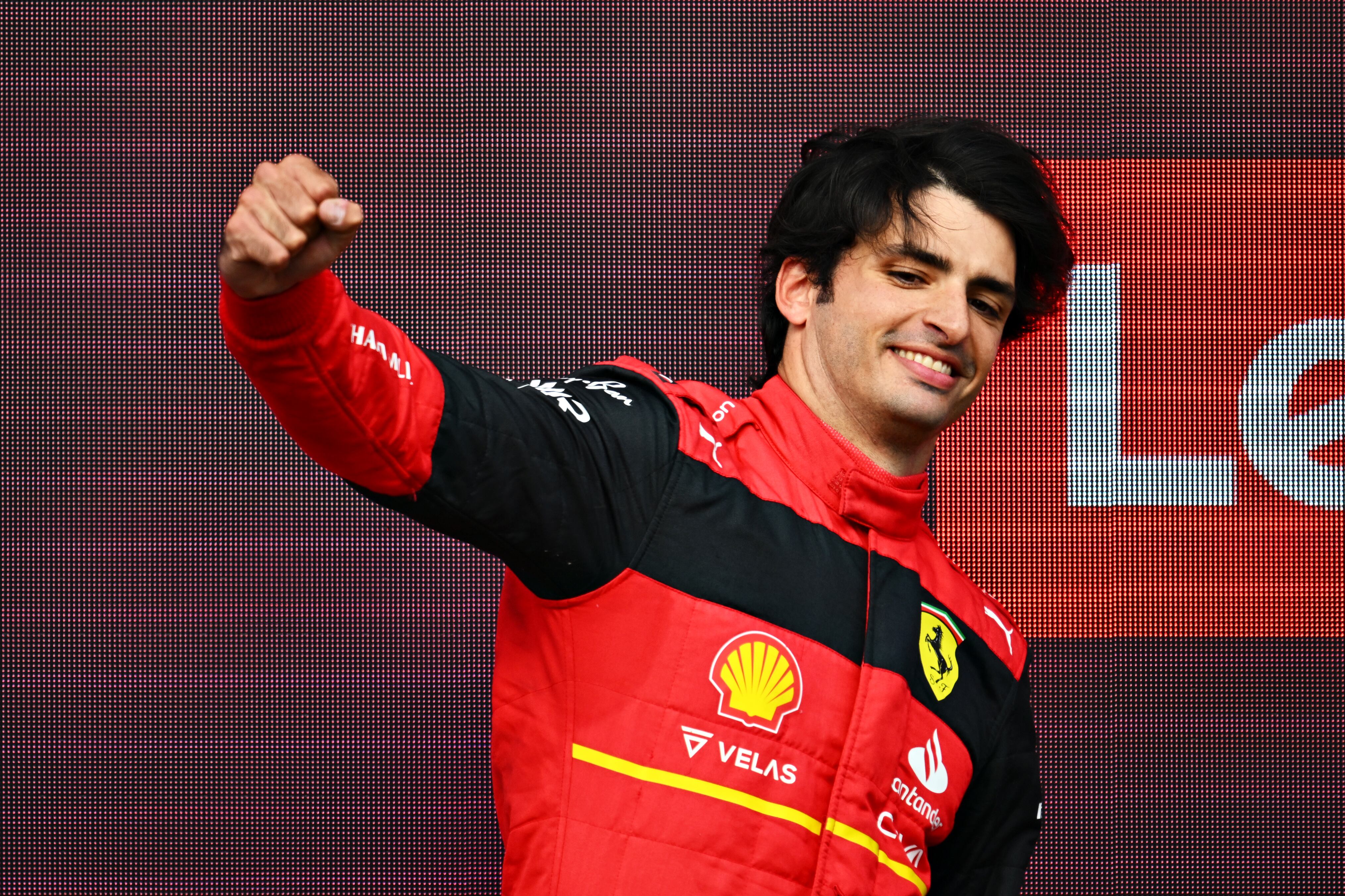 El ganador de la carrera Carlos Sainz de España y Ferrari celebra en el podio durante el Gran Premio de F1 de Gran Bretaña en Silverstone el 3 de julio de 2022 en Northampton, Inglaterra. (Foto de Clive Mason/Getty Images)