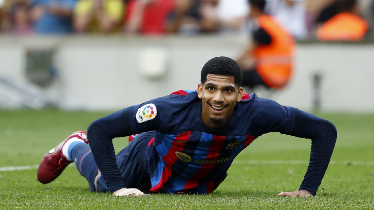 El defensor uruguayo Ronald Araujo, del Barcelona, cae en un partido de la liga española contra Elche en el estadio Camp Nou, Barcelona, España, 17 de setiembre de 2022. (AP/Joan Monfort)