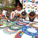 La artesana putumayenese Marina Fajardo labora desde hace seis años este punto del Centro Histórico de Popayán, donde ofrece sus elaboraciones tejidos en mostacilla checa.