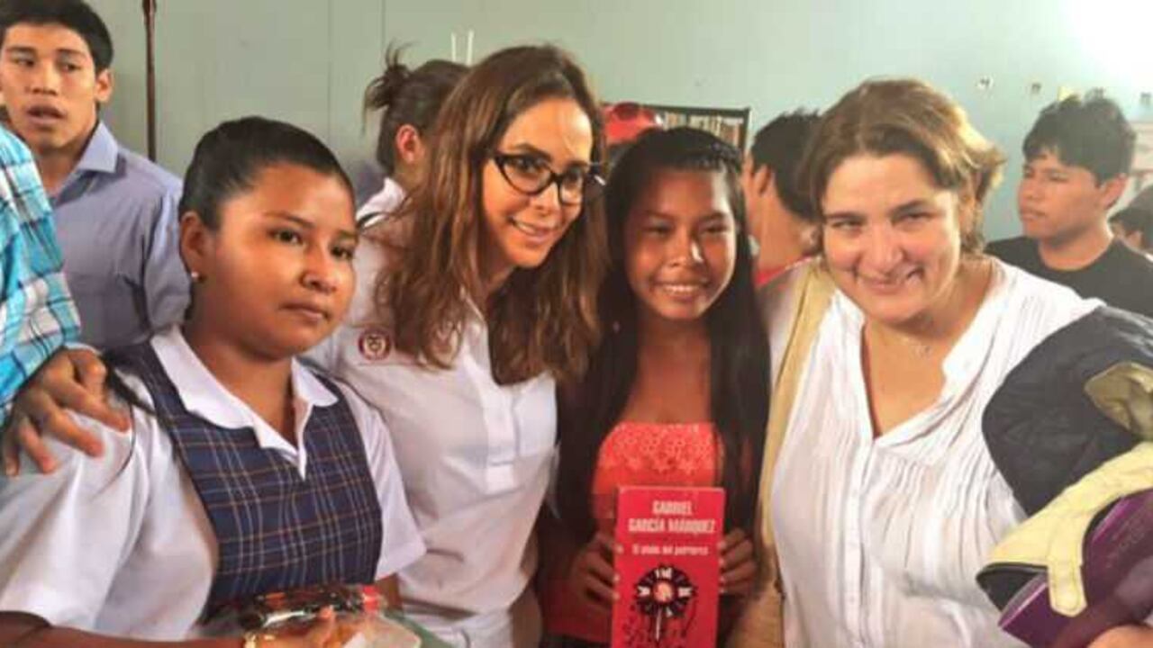 La estudiante indígena en el centro y con blusa roja recibó un libro de la ministra de Educación, Gina Parody.