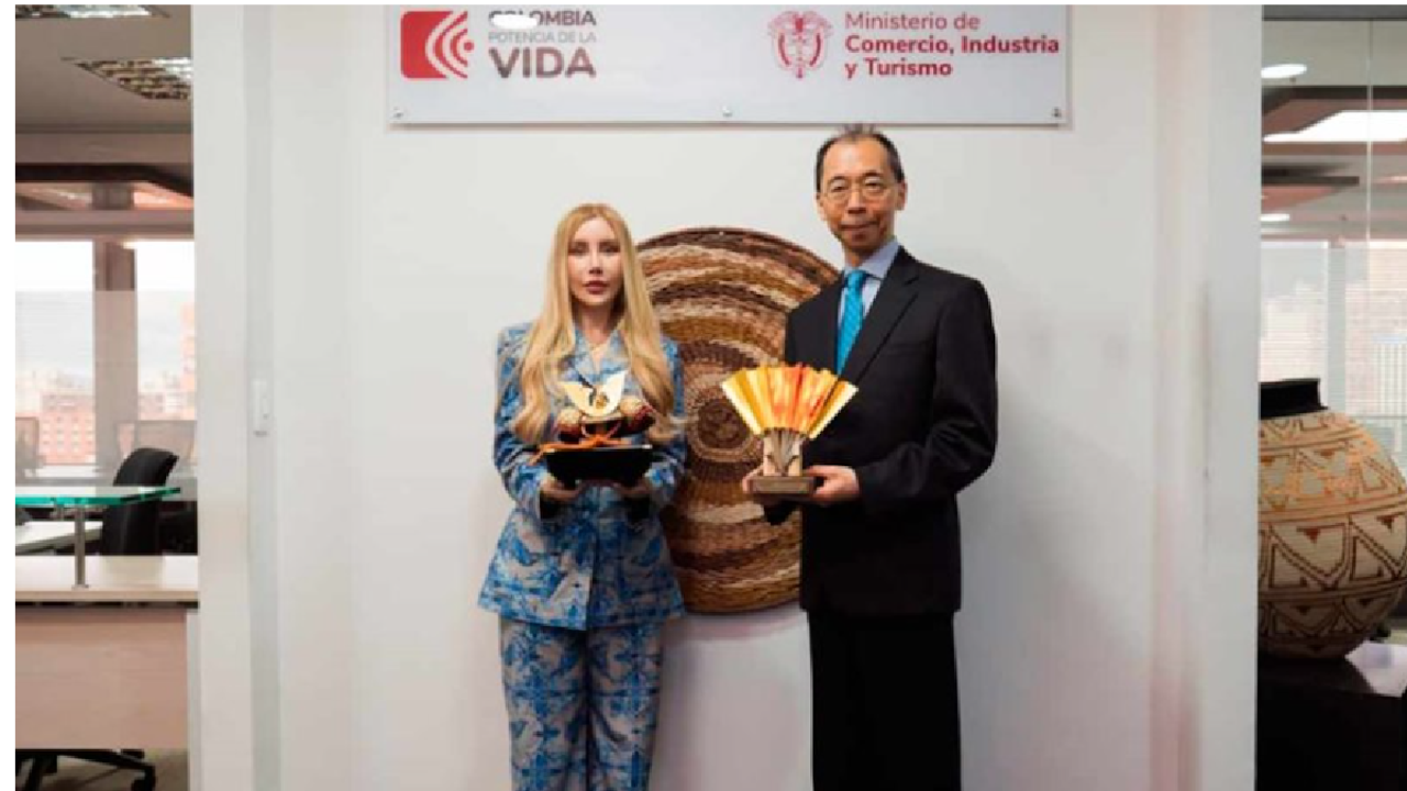 La ministra de Comercio, Industria y Turismo, Diana Marcela Morales, y el embajador de Japón en Colombia, Shimizu Toru.