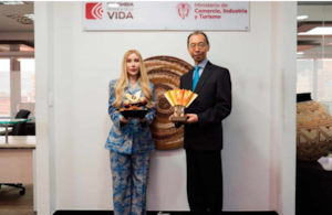 La ministra de Comercio, Industria y Turismo, Diana Marcela Morales, y el embajador de Japón en Colombia, Shimizu Toru.