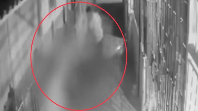 Aquí la mujer fue tirada al piso y pateada varias veces, la imagen fue difuminada.