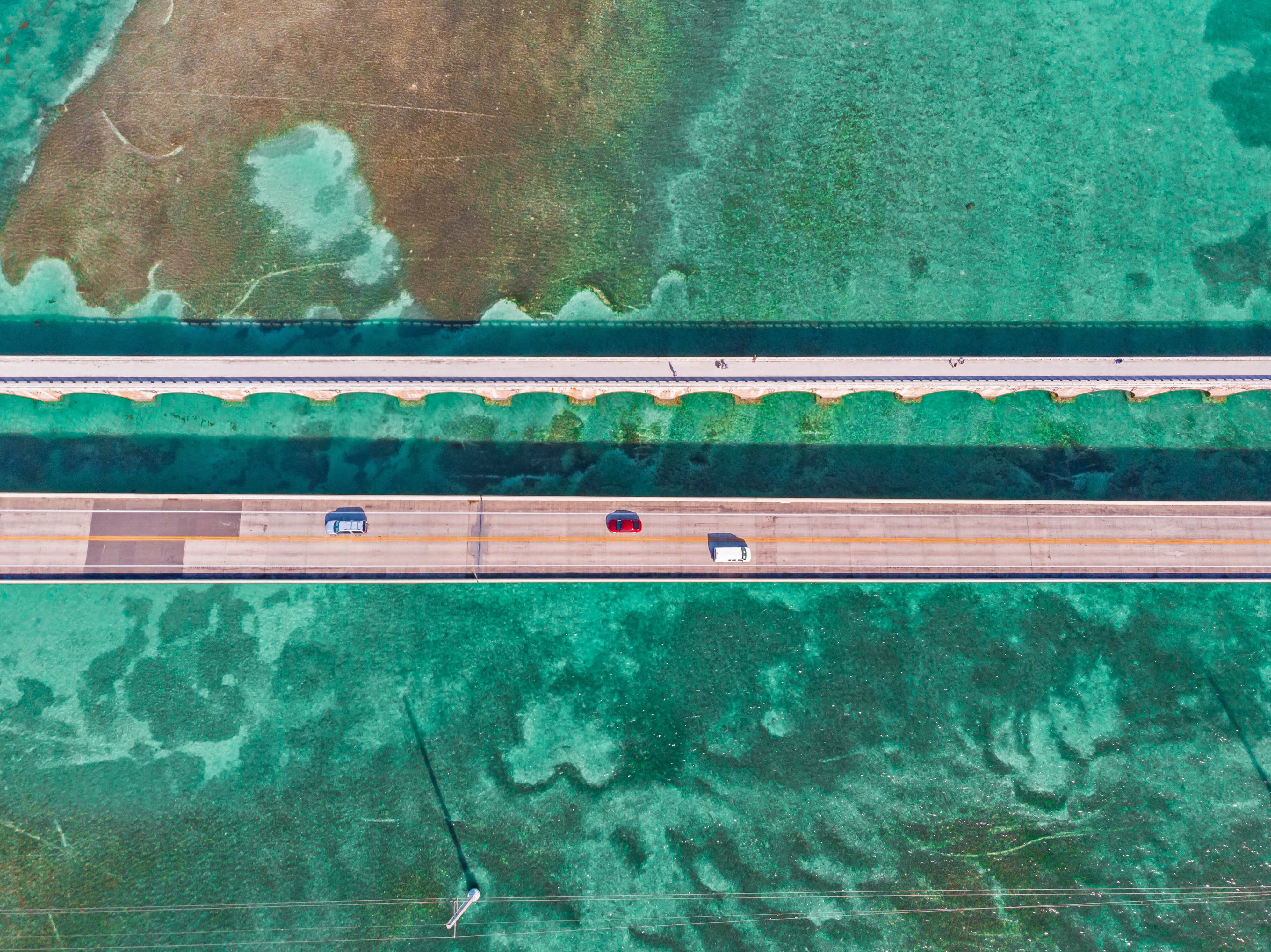 Más que una simple vía de transporte, esta carretera ofrece una experiencia única, permitiendo a los conductores sentirse como si estuvieran navegando sobre el mar en sus propios vehículos, una sensación que atrae a turistas y viajeros de todo el mundo.