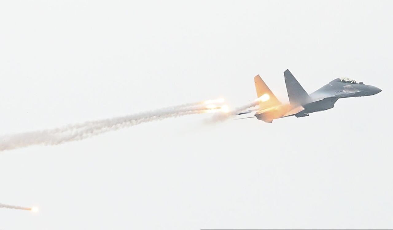 Un avión caza J-16 de la Fuerza Aérea de China