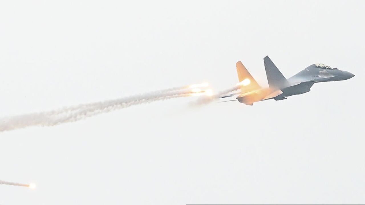 Un avión caza J-16 de la Fuerza Aérea de China