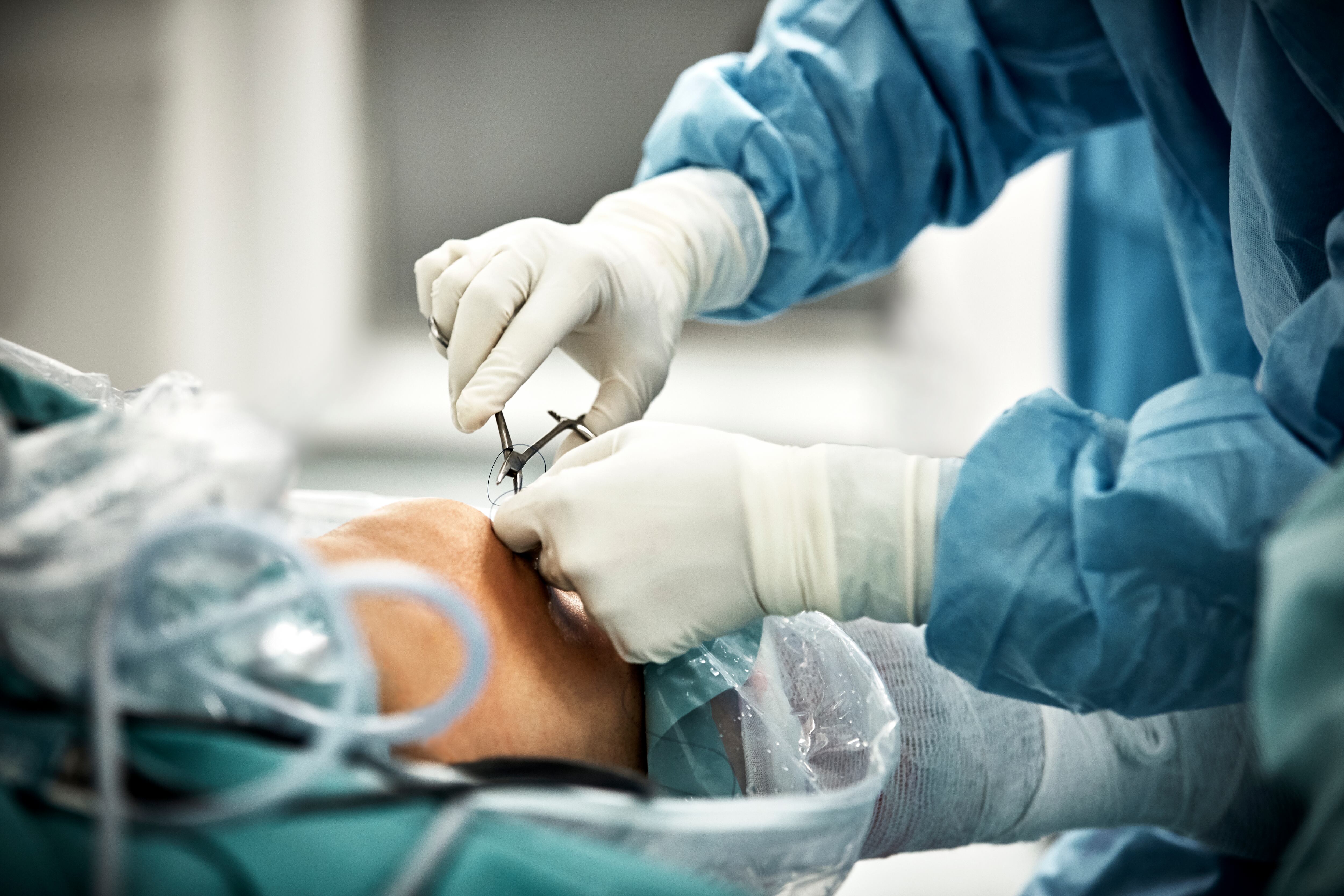 La cirujana fue arrestada y se encuentra en casa por cárcel mientras avanzan las investigaciones en su contra.