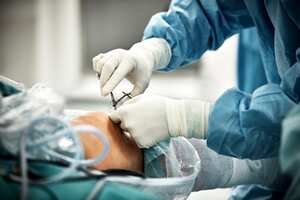 La cirujana fue arrestada y se encuentra en casa por cárcel mientras avanzan las investigaciones en su contra.