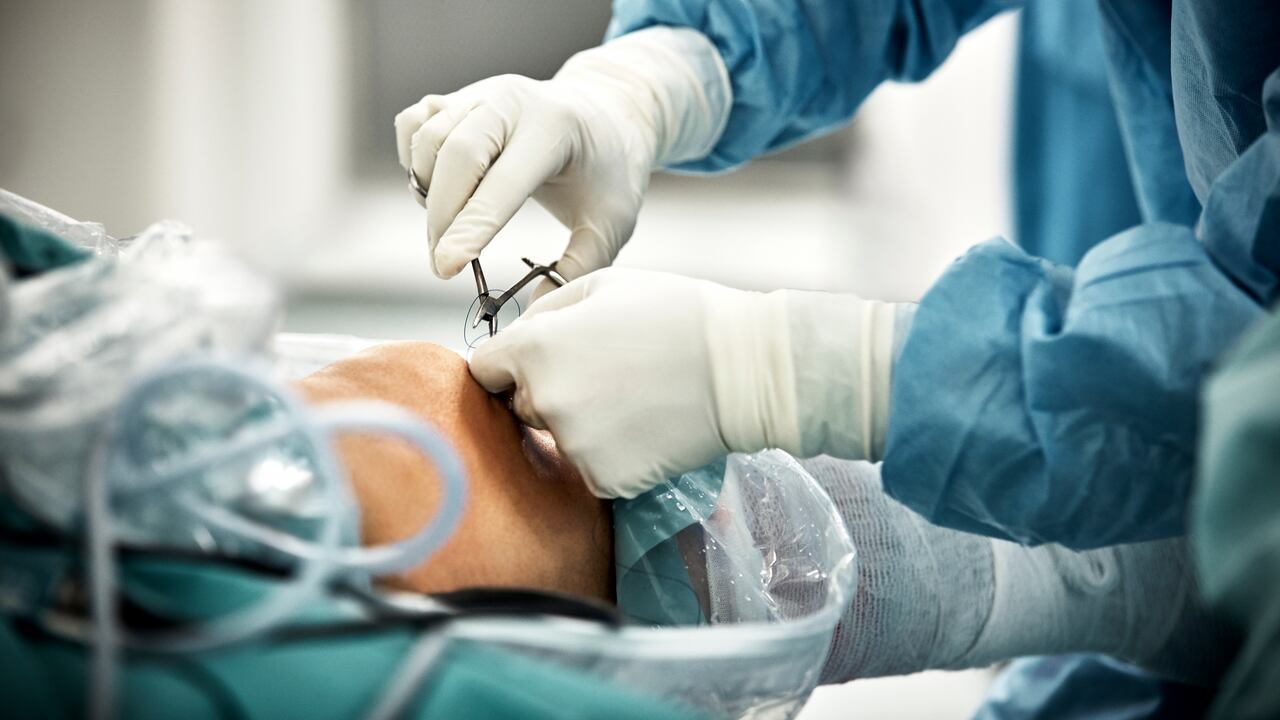 La cirujana fue arrestada y se encuentra en casa por cárcel mientras avanzan las investigaciones en su contra.