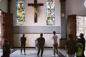 Misa en la Iglesia del 20 de Julio y comercio alrededor.