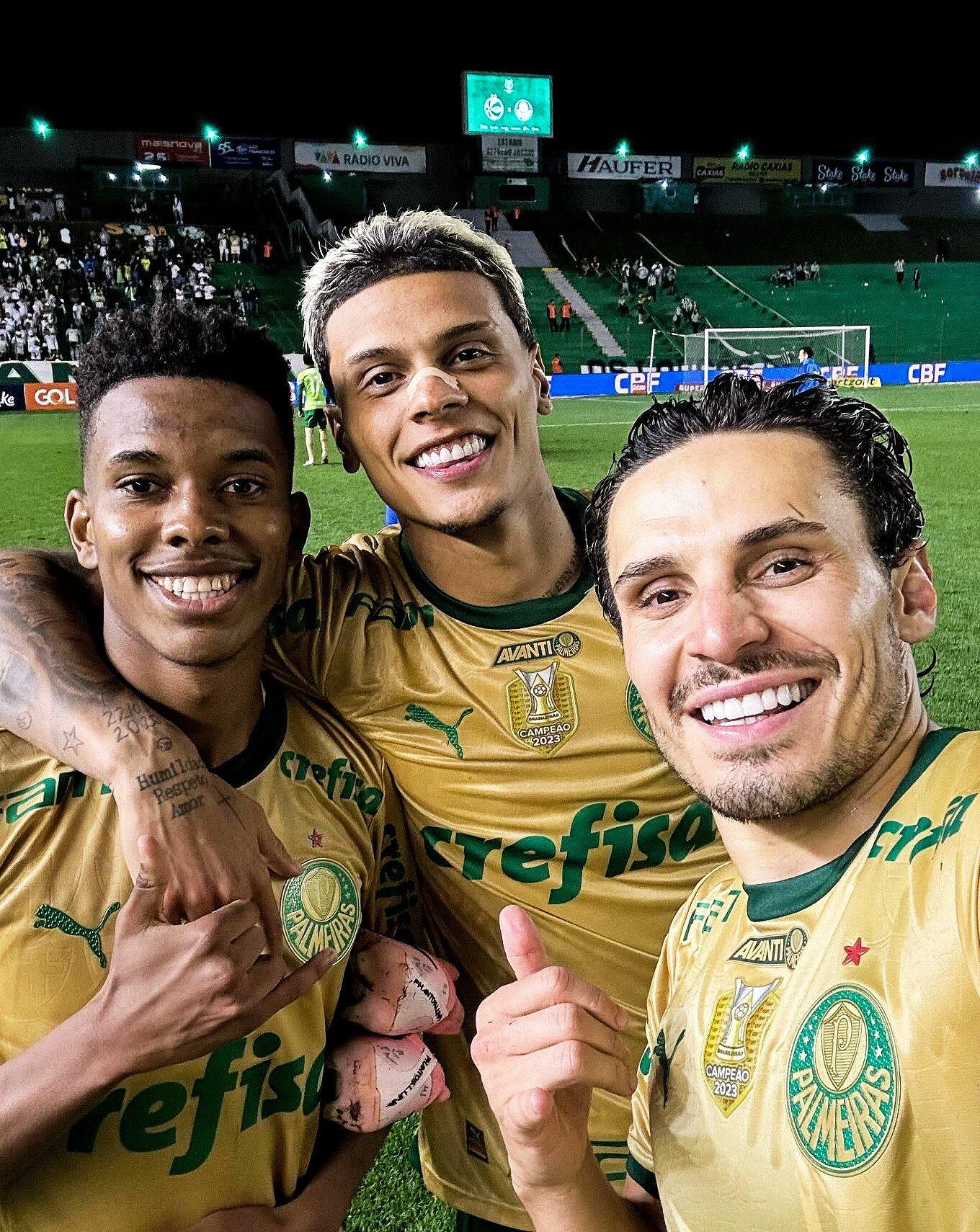 Richard Ríos junto a Estevao y Raphael Veiga