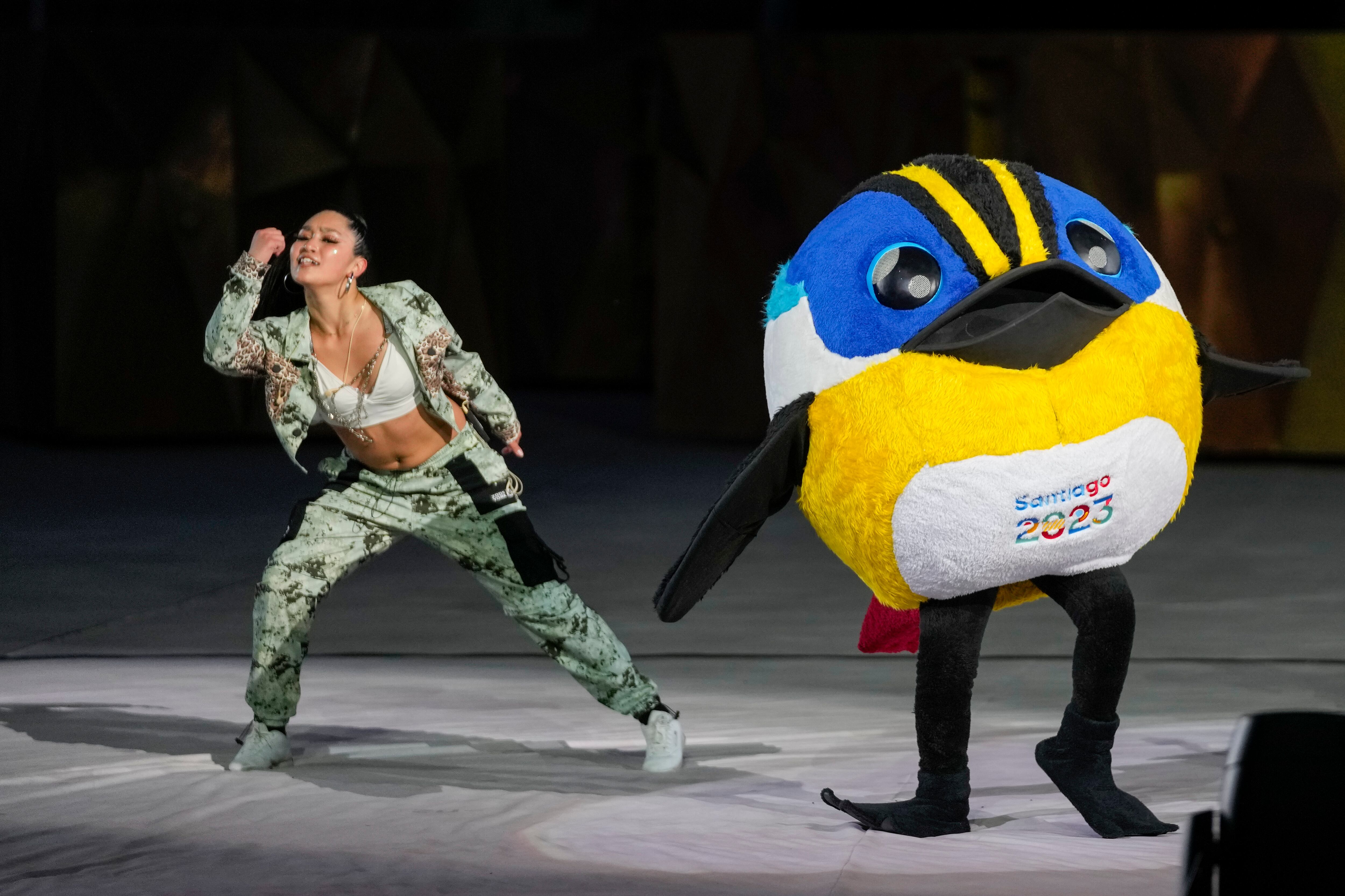 Al ritmo de la canción oficial de los Juegos “A la cima”, interpretada por la rapera chilena Ana Tijoux y el grupo de hip hop local Movimiento Original, Argentina inició al desfile de los atletas, que en un hecho inédito se trasladaron en metro desde la Villa Olímpica al estadio.