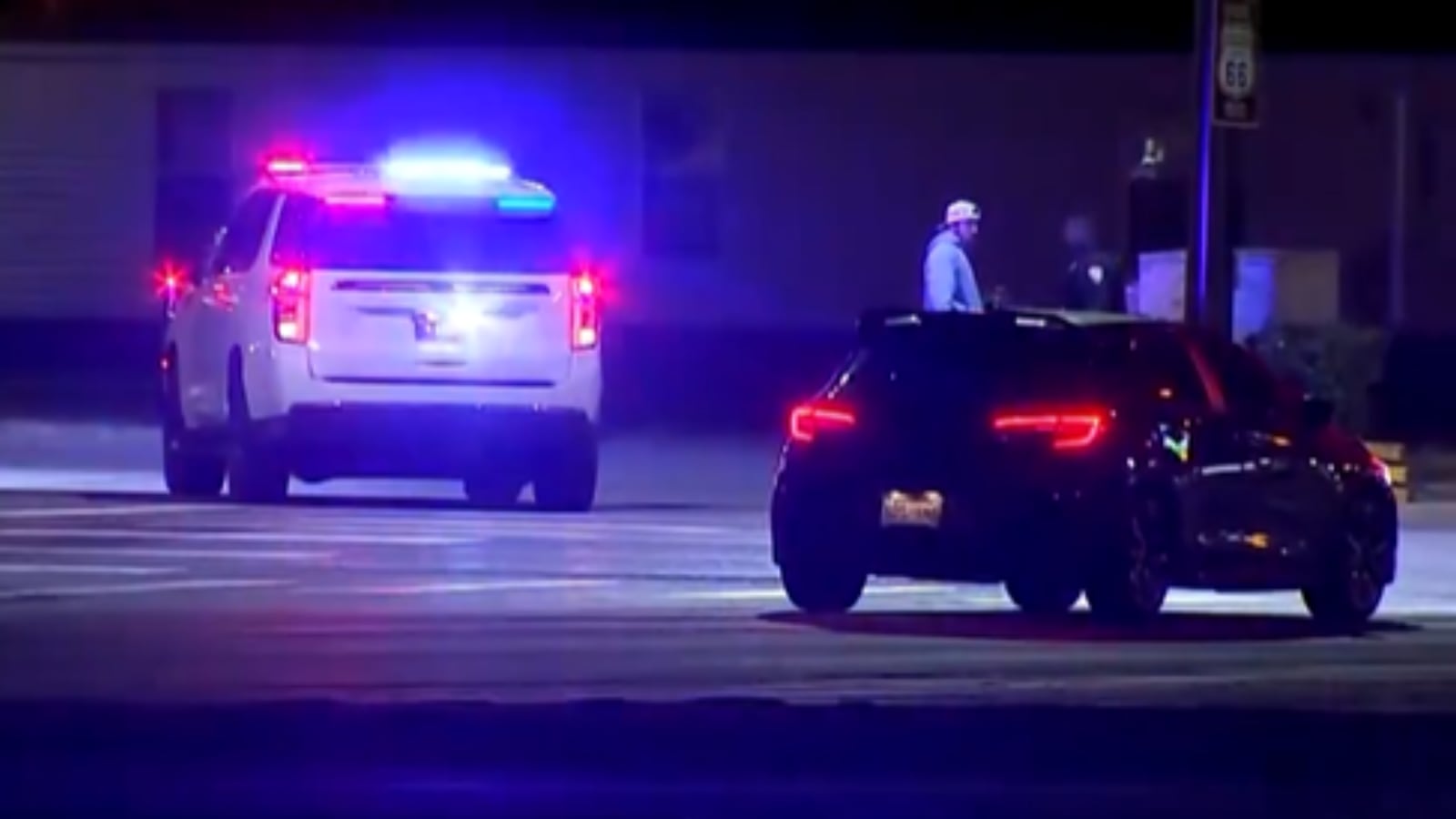 Bomberos y equipos hazmat trabajan en la contención de la fuga de amoníaco que obligó a evacuar a cientos de personas en Weatherford, Oklahoma