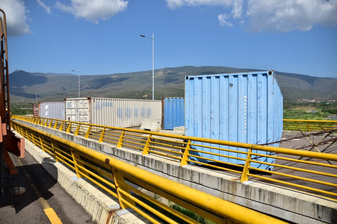 En el lado venezolano del puente Tienditas persiste contenedores que bloquean el paso