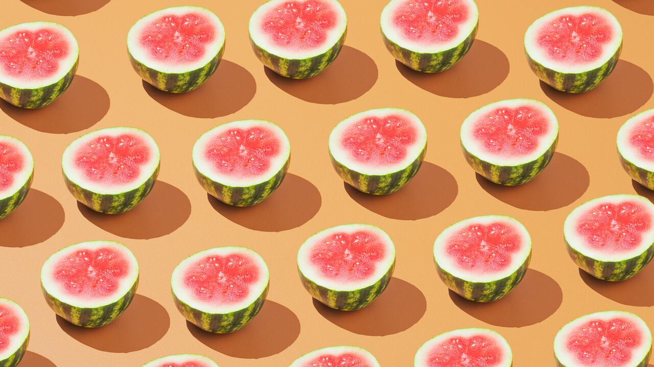 Actúa como tónico natural y astringente reduciendo el tamaño de los poros y controlando la producción de sebo,