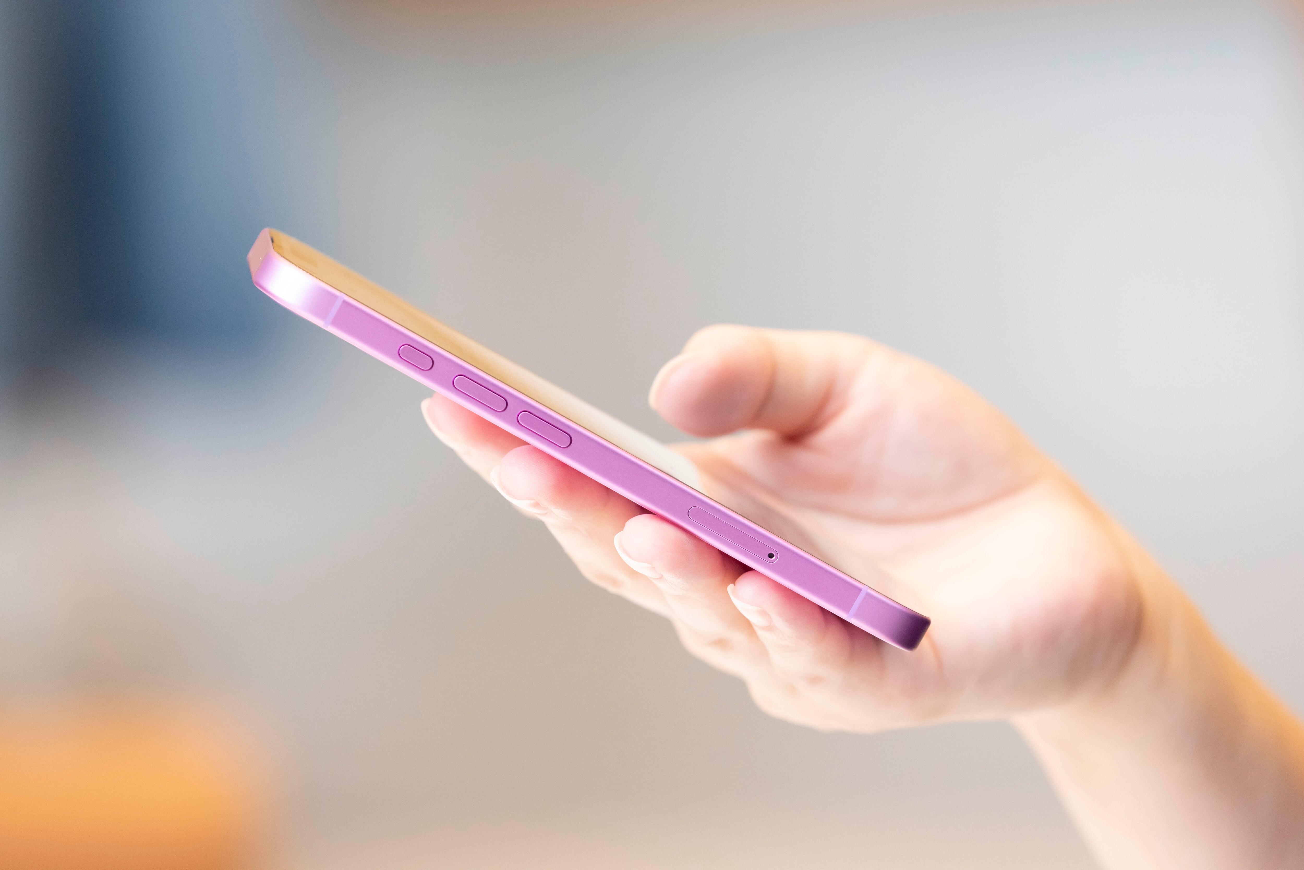 Una cliente sostiene el nuevo Apple iPhone 16 en su mano dentro de la tienda  Apple