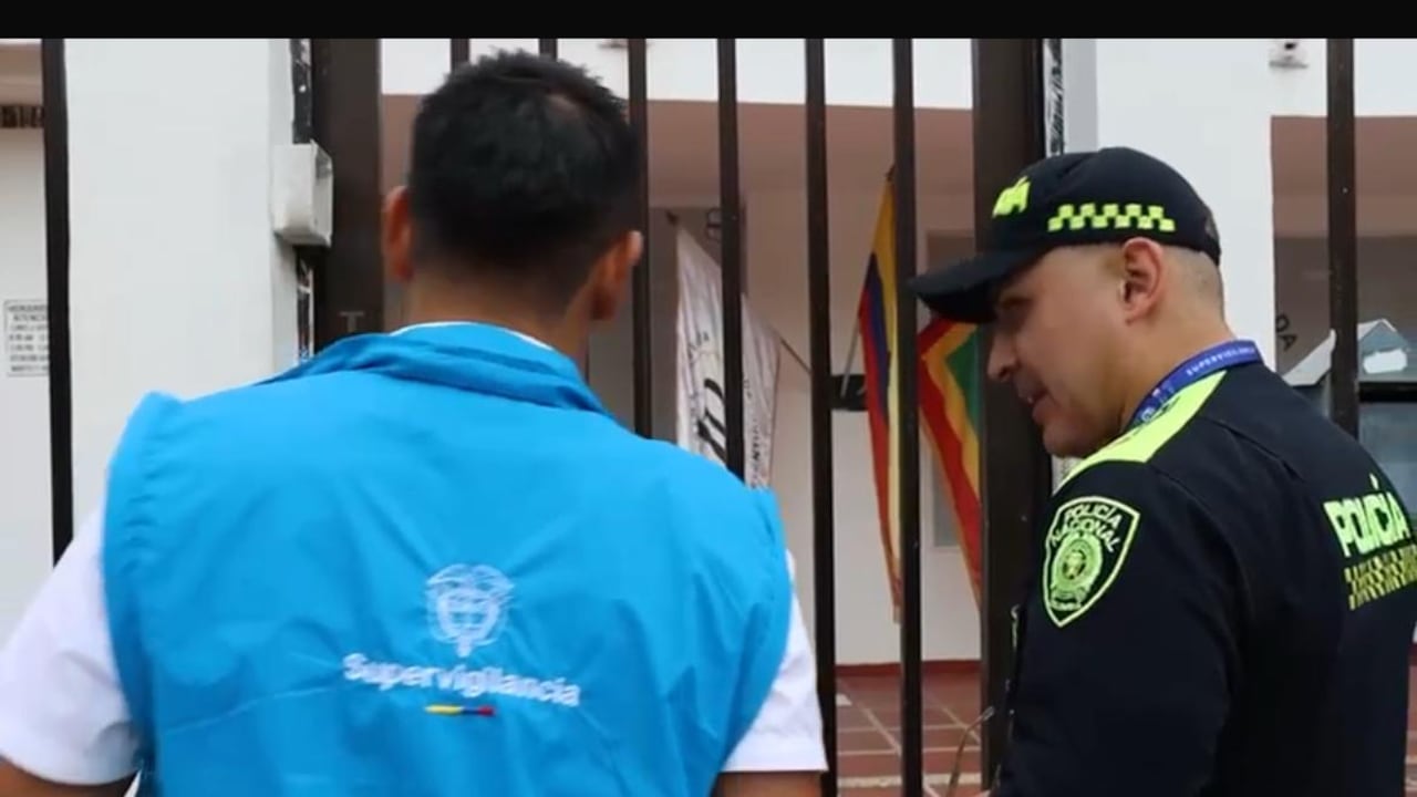 Autoridades en medio de los controles.