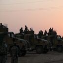 Soldados turcos toman posiciones a algunos metros de la frontera sirio-turca. Los enfrentamientos entre los Kurdos de Siria y los militantes del Estado Islmaíco han escalado últimamente, en especial en las inmediaciones de Kobani, Siria, cerca a la frontera de Turquía. (AP)