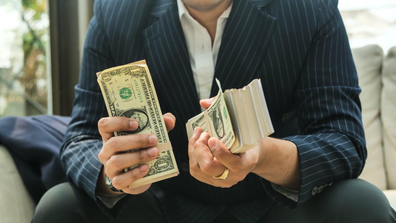 Inteligencia artificial destapó el estilo de vida que debe seguir para volverse millonario