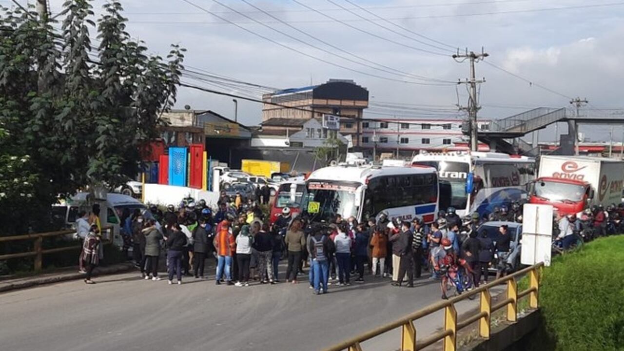 Protestantes sobre el puente del río Bogotá.