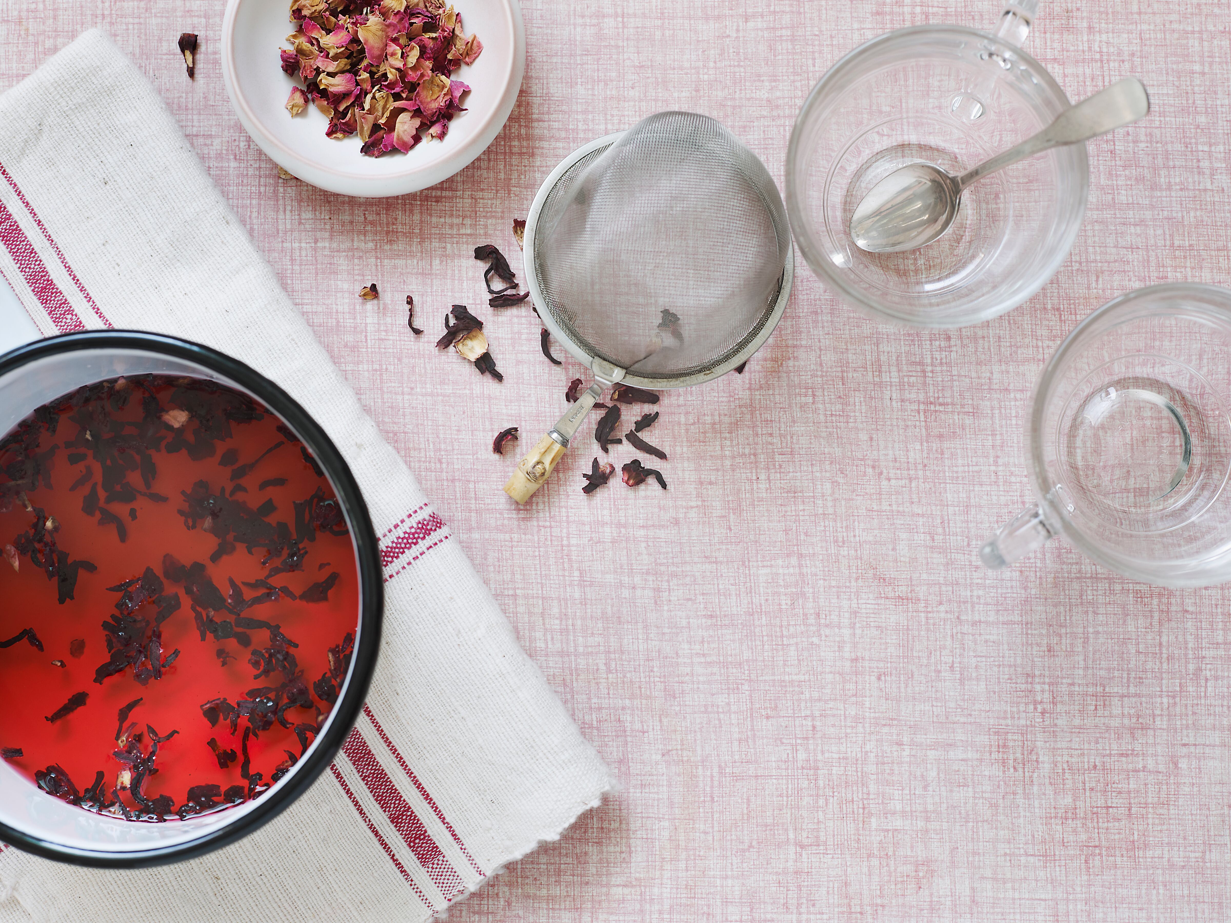 El té de rosas también ayuda a eliminar la caspa.