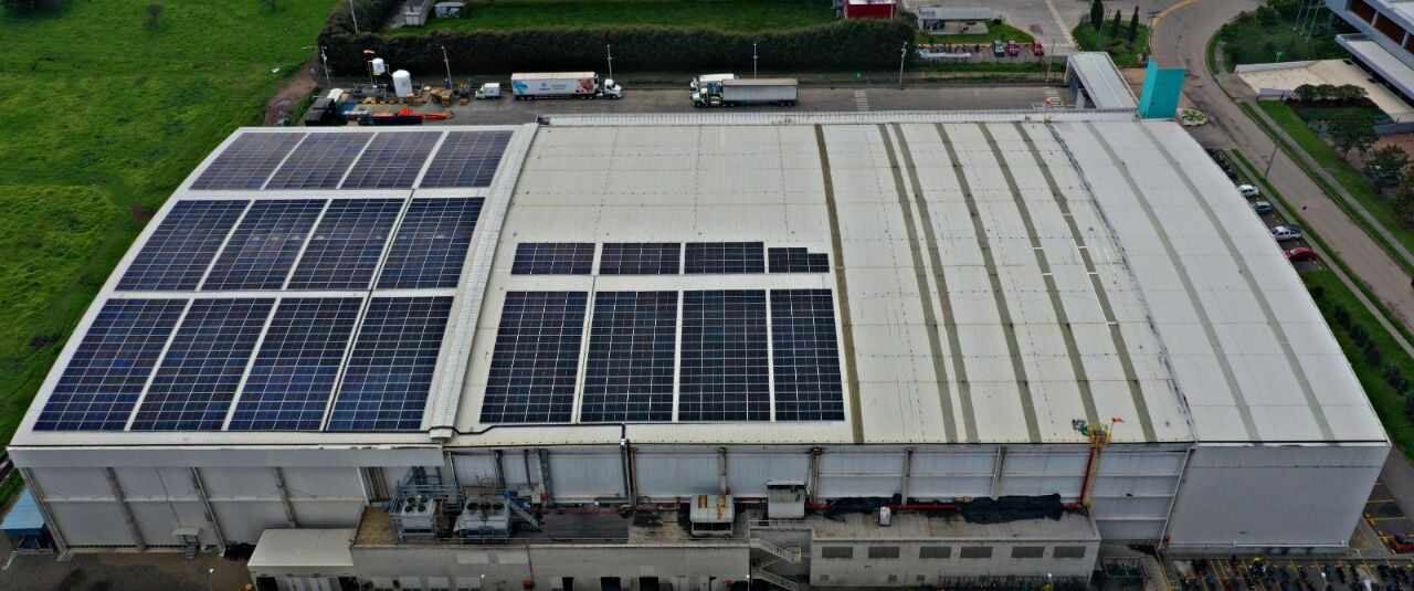 El proyecto en Tenjo está compuesto por 1.079 módulos solares que producirán 787.000 kWh al año, lo que equivale a compensar 29.771 árboles anuales.