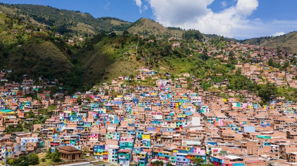 Comuna de Manrique es adornada con el mural de 'Constelaciones'.