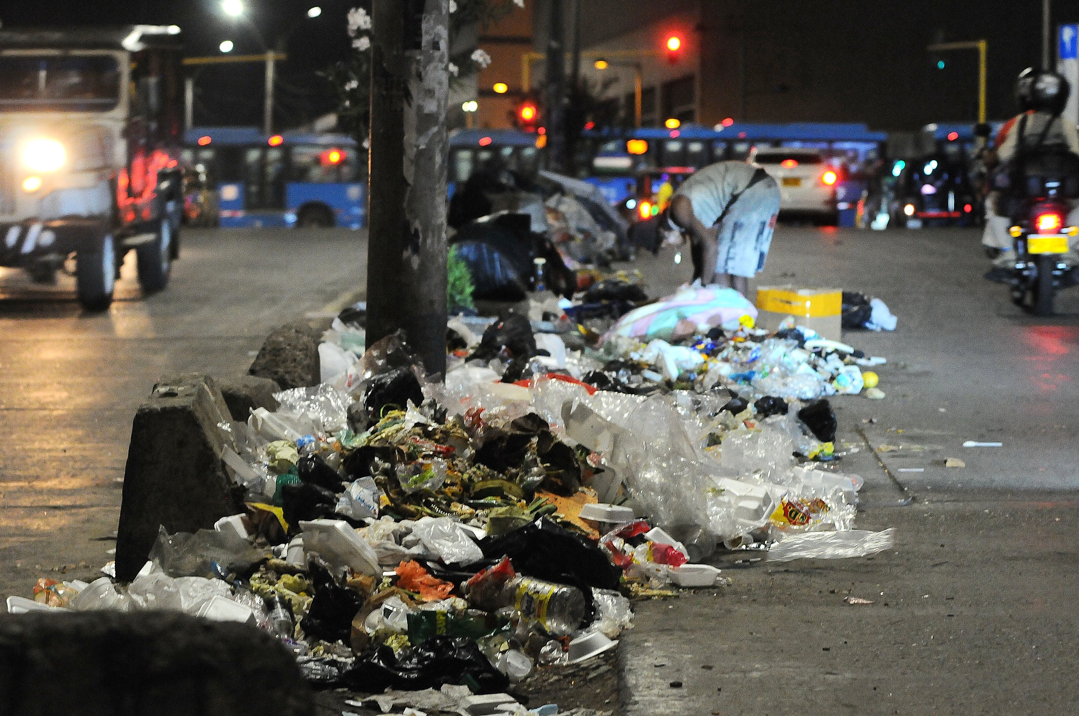 Cali: Ante la problemática del manejo de las basuras en ciudad, el alcalde genera gran polémica vía redes por el tema de la recolección de las basuras.  foto José L Guzmán. El País, agosto 9-23.