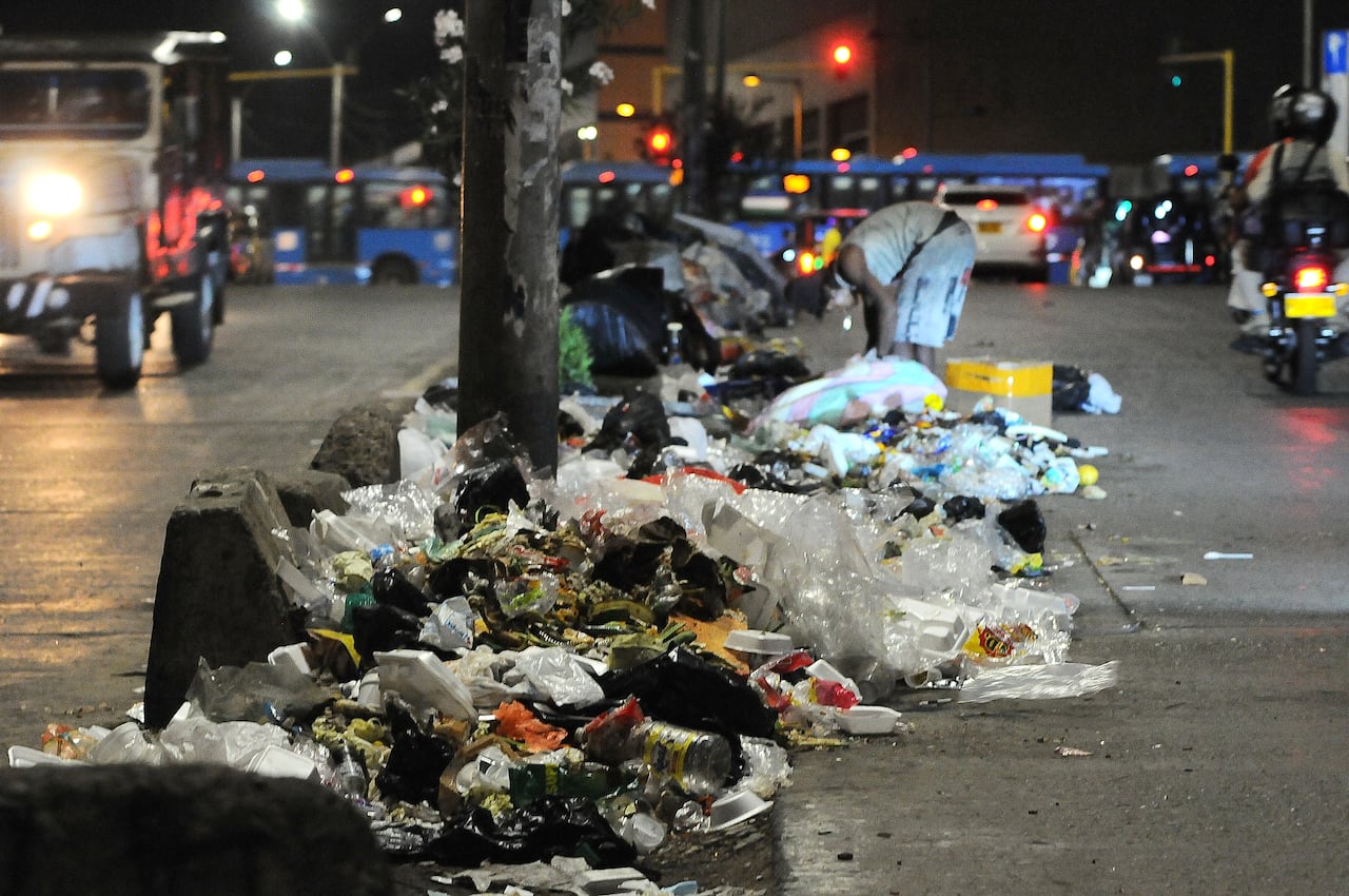 Cali: Ante la problemática del manejo de las basuras en ciudad, el alcalde genera gran polémica vía redes por el tema de la recolección de las basuras. foto José L Guzmán. El País, agosto 9-23.