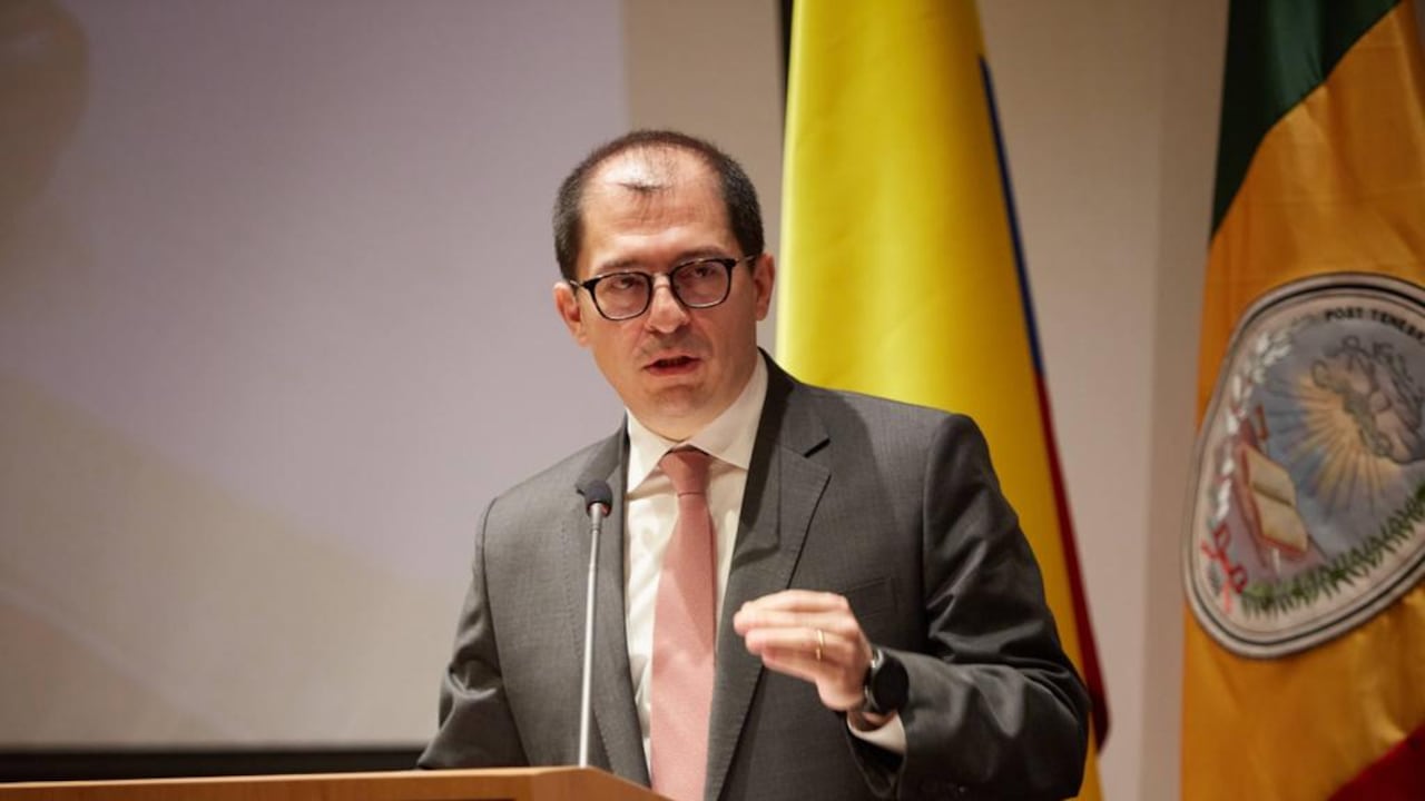 El fiscal general Francisco Barbosa, se quedó esperando al ministro de justicia, Néstor Osuna en la U Externado