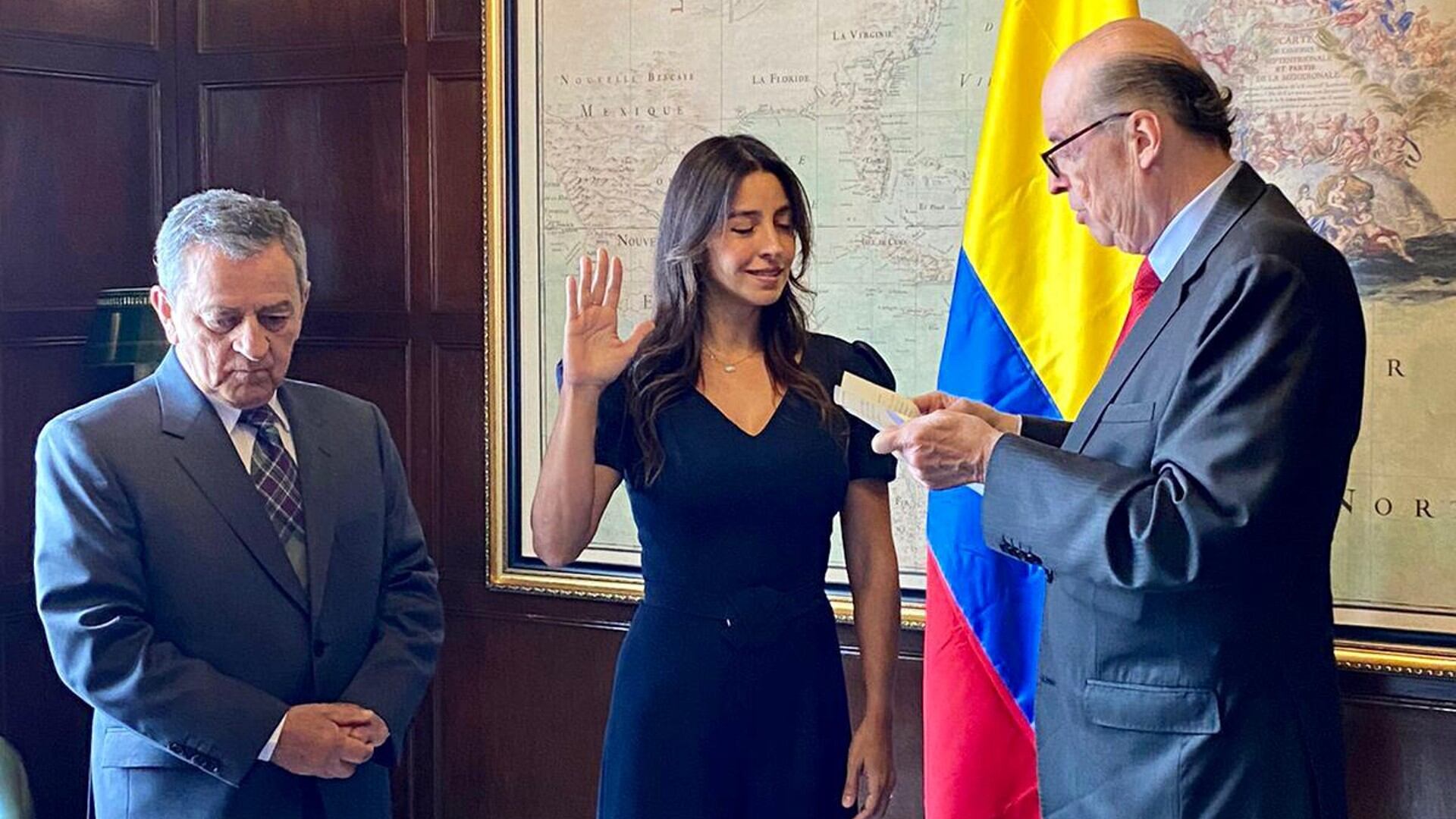 Canciller Álvaro Leyva posesionó a Laura Guillén, esposa de Álex Vernot.