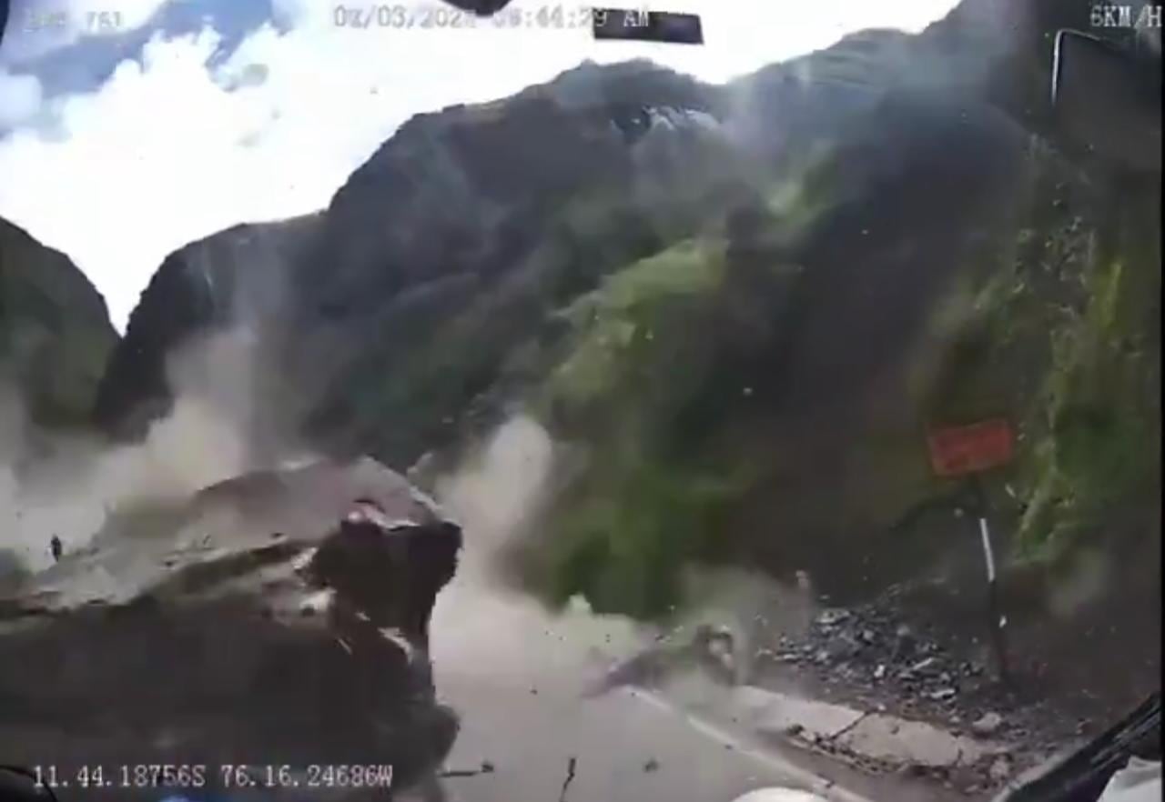 Las rocas habrían caído por un deslizamiento de tierra generado por fuertes lluvias en la zona