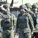 La presidenta de Taiwán, Tsai Ing-wen, saluda a reservistas en la base de Taoyuan, el 12 de marzo de 2022. (Photo by Sam Yeh / AFP)