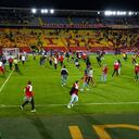 El partido se debió suspender por varios minutos a raíz de la confrontación. Era el primer juego con público en El Campín en más de 17 meses.