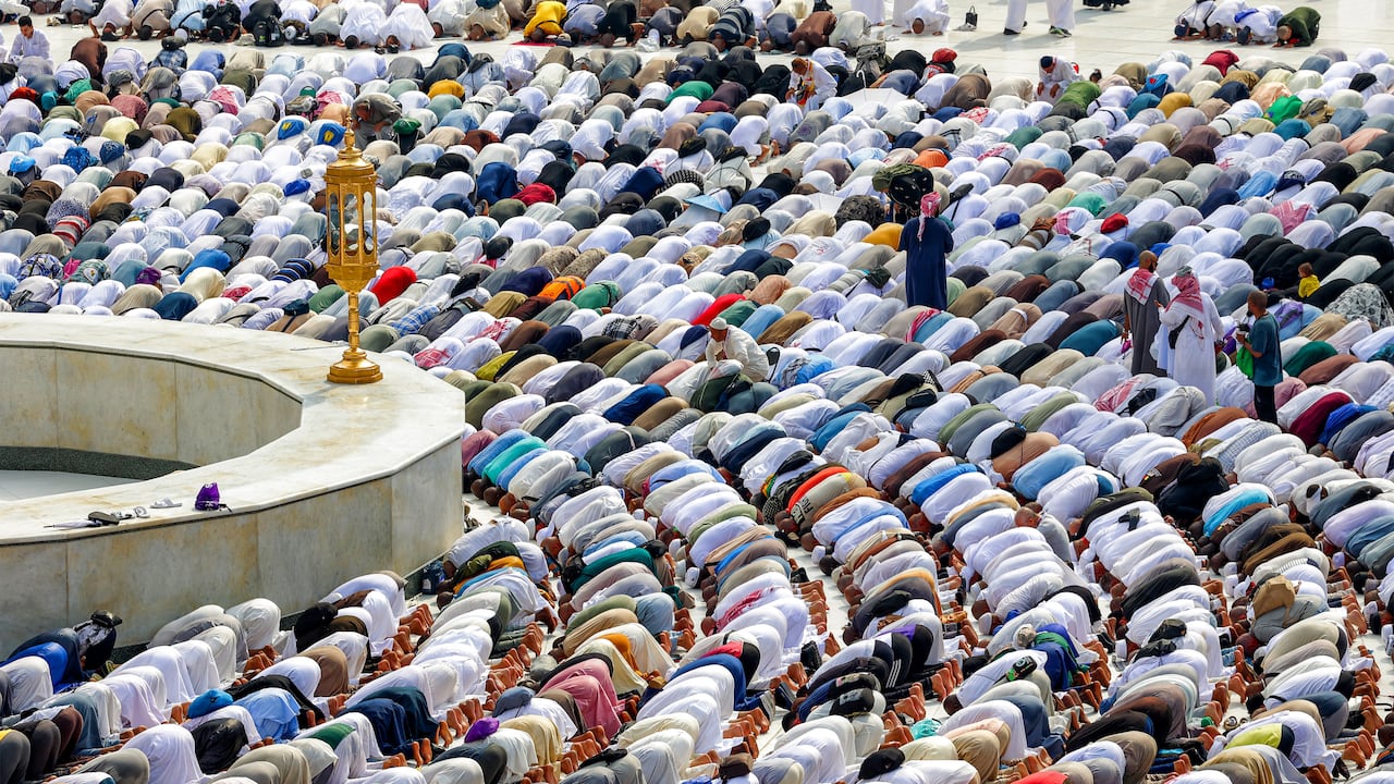 Peregrinos musulmanes rezan alrededor de la Kaaba, el santuario más sagrado del Islam, en la Gran Mezquita de la ciudad santa de La Meca el 18 de junio de 2024 al final de la peregrinación anual hajj.