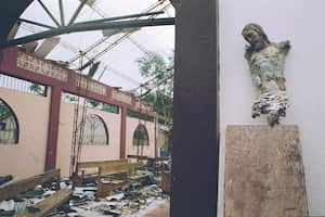 ATAQUE GUERRILLERO FARC BOJAYA. Aspectos anciano herido. Socorrita.
Foto:Natalia Botero May 2002