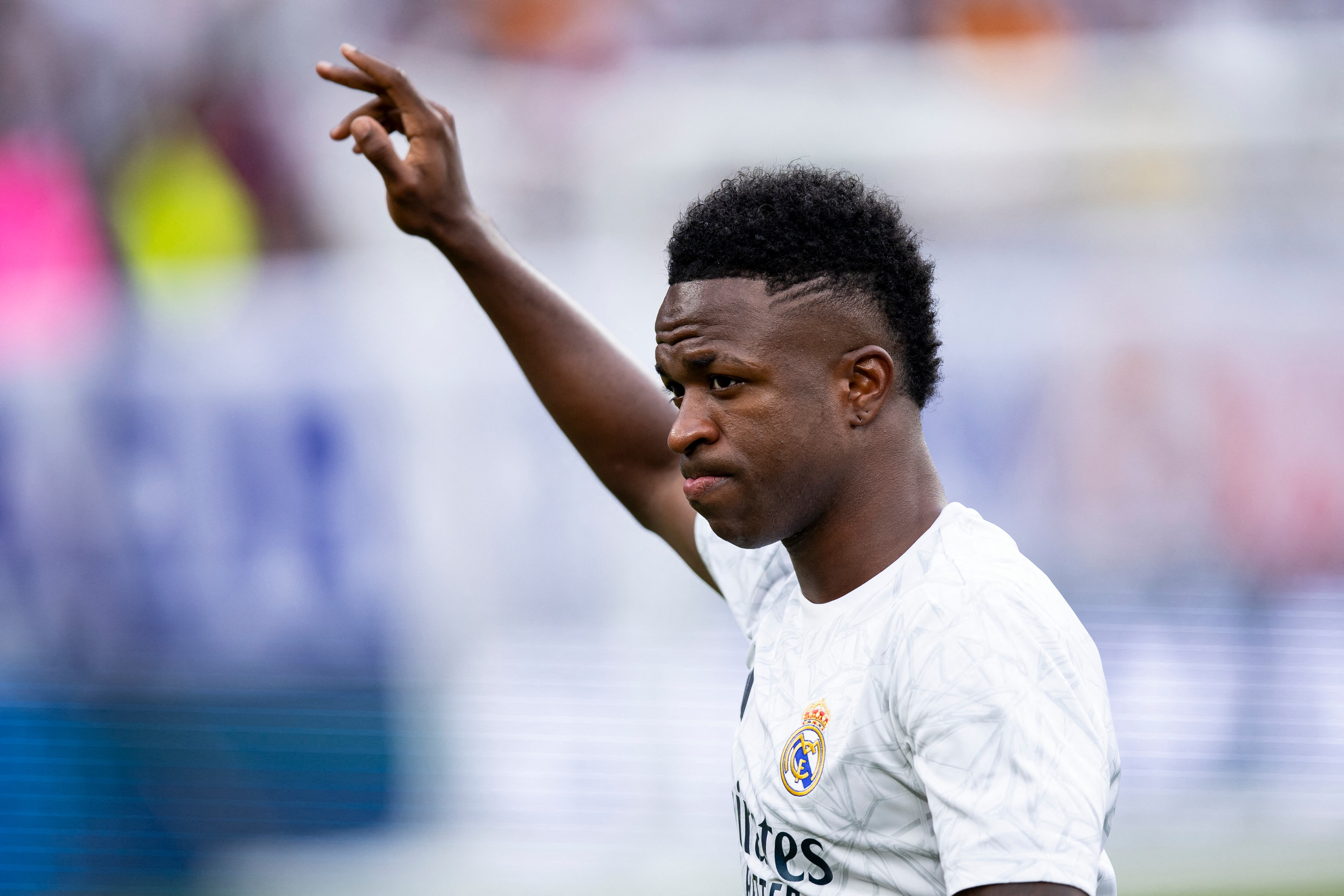 EAST RUTHERFORD, NEW JERSEY - AUGUST 3: Vin�cius Junior #7 of Real Madrid waves to crowd as he walks on to the pitch for the pre-season friendly match against the FC Barcelona at MetLife Stadium on August 3, 2024 in East Rutherford, New Jersey.   Ira L. Black/Getty Images/AFP (Photo by Ira L. Black / GETTY IMAGES NORTH AMERICA / Getty Images via AFP)