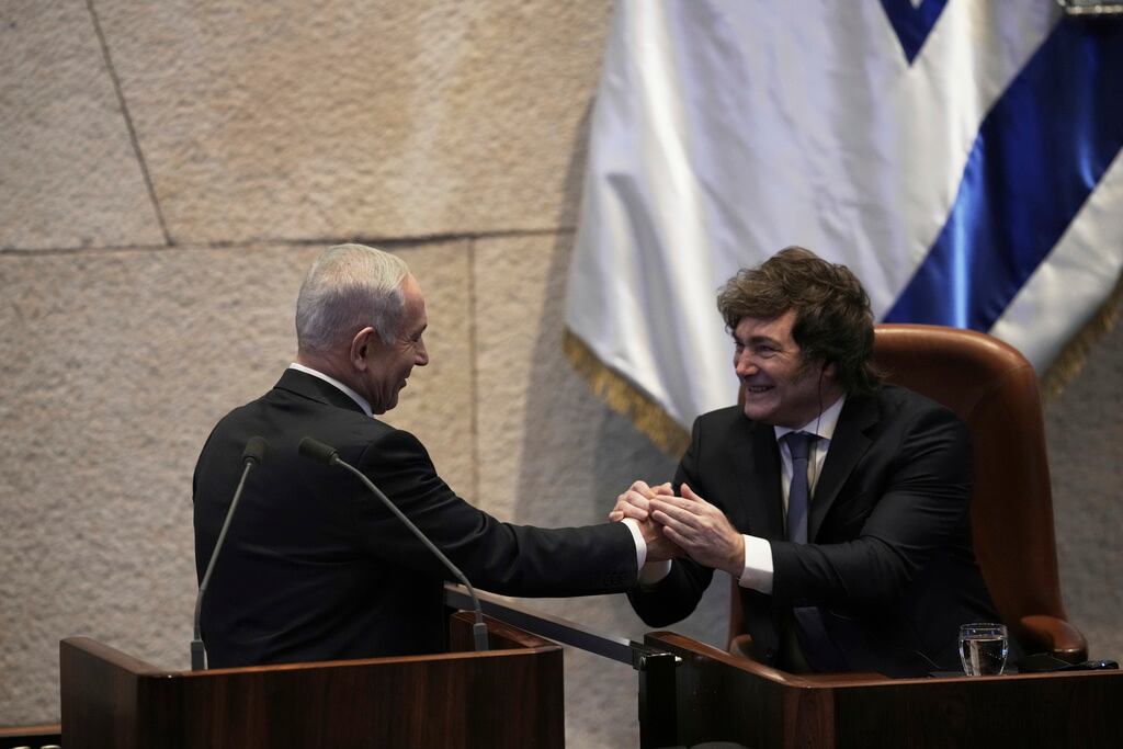 El primer ministro israelí, Benjamin Netanyahu (izquierda), saluda al presidente argentino, Javier Milei, en la Knéset, el parlamento israelí, en Jerusalén, el miércoles 11 de junio de 2025.