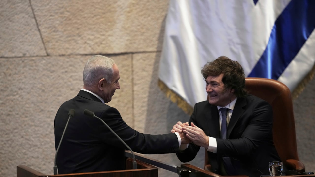 El primer ministro israelí, Benjamin Netanyahu (izquierda), saluda al presidente argentino, Javier Milei, en la Knéset, el parlamento israelí, en Jerusalén, el miércoles 11 de junio de 2025.