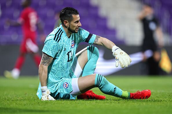 Arias será el arquero de Chile en inicio de las Eliminatorias